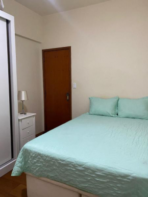 Quarto privativo a uma quadra da praia de Copacabana